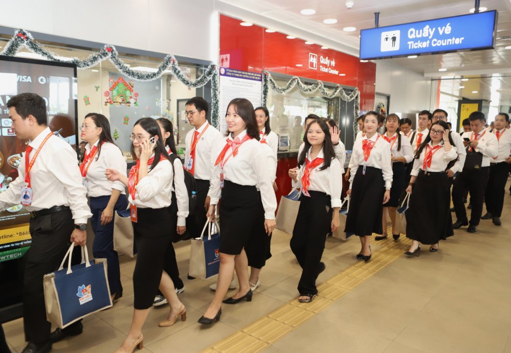 Thanh niên đi metro, hào hứng thảo luận góp ý chương trình công tác Đoàn