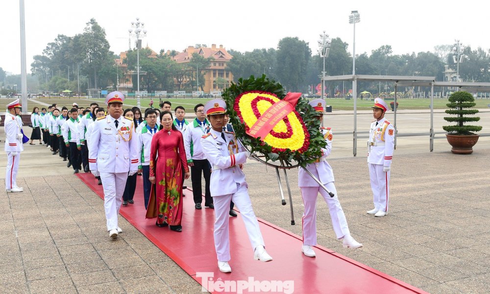 Đoàn đại biểu Đại hội Đoàn Thanh niên Chính phủ lần thứ I vào Lăng viếng Chủ tịch Hồ Chí Minh