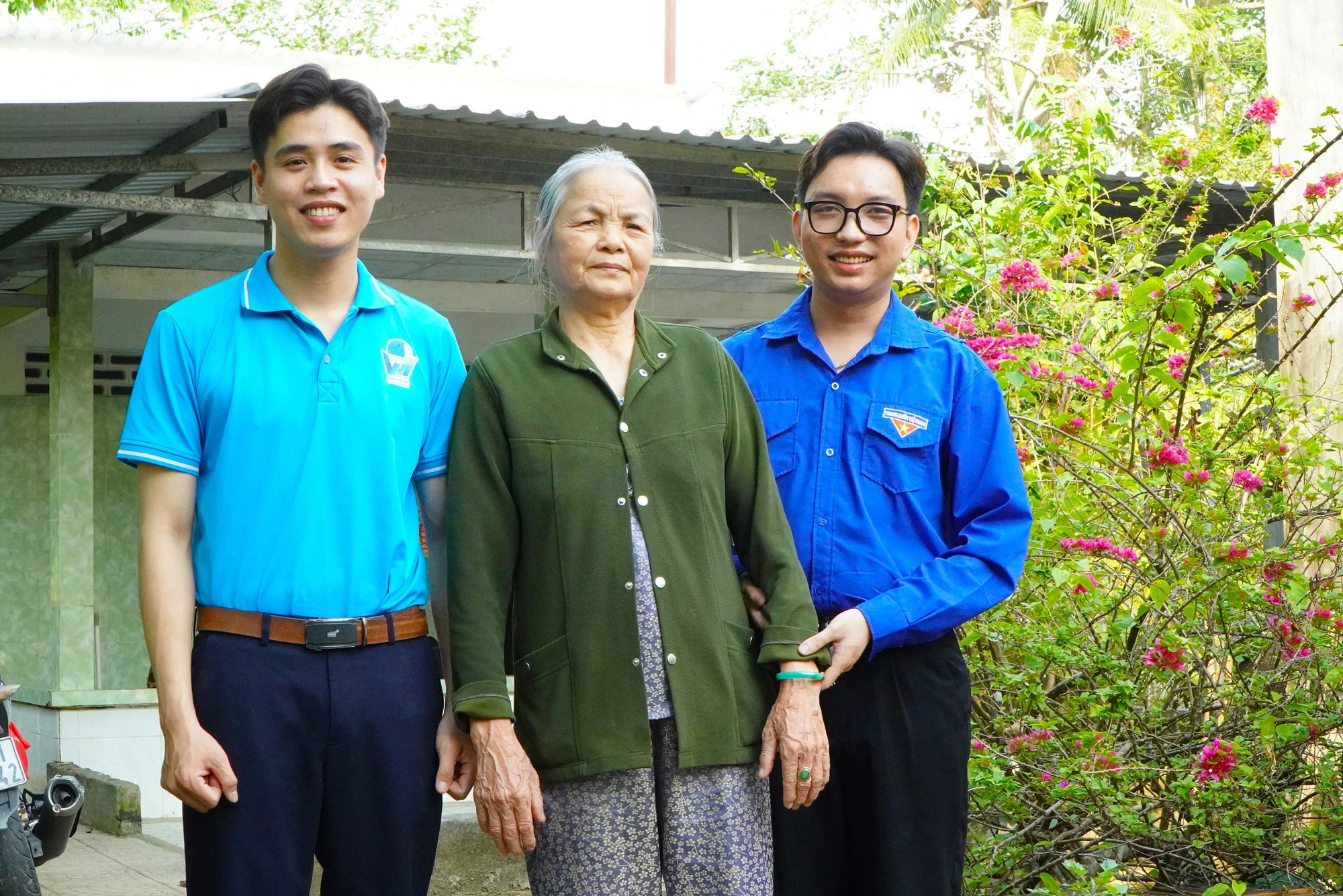 Chuyện chưa từng kể của cô gái vá đường trong đêm