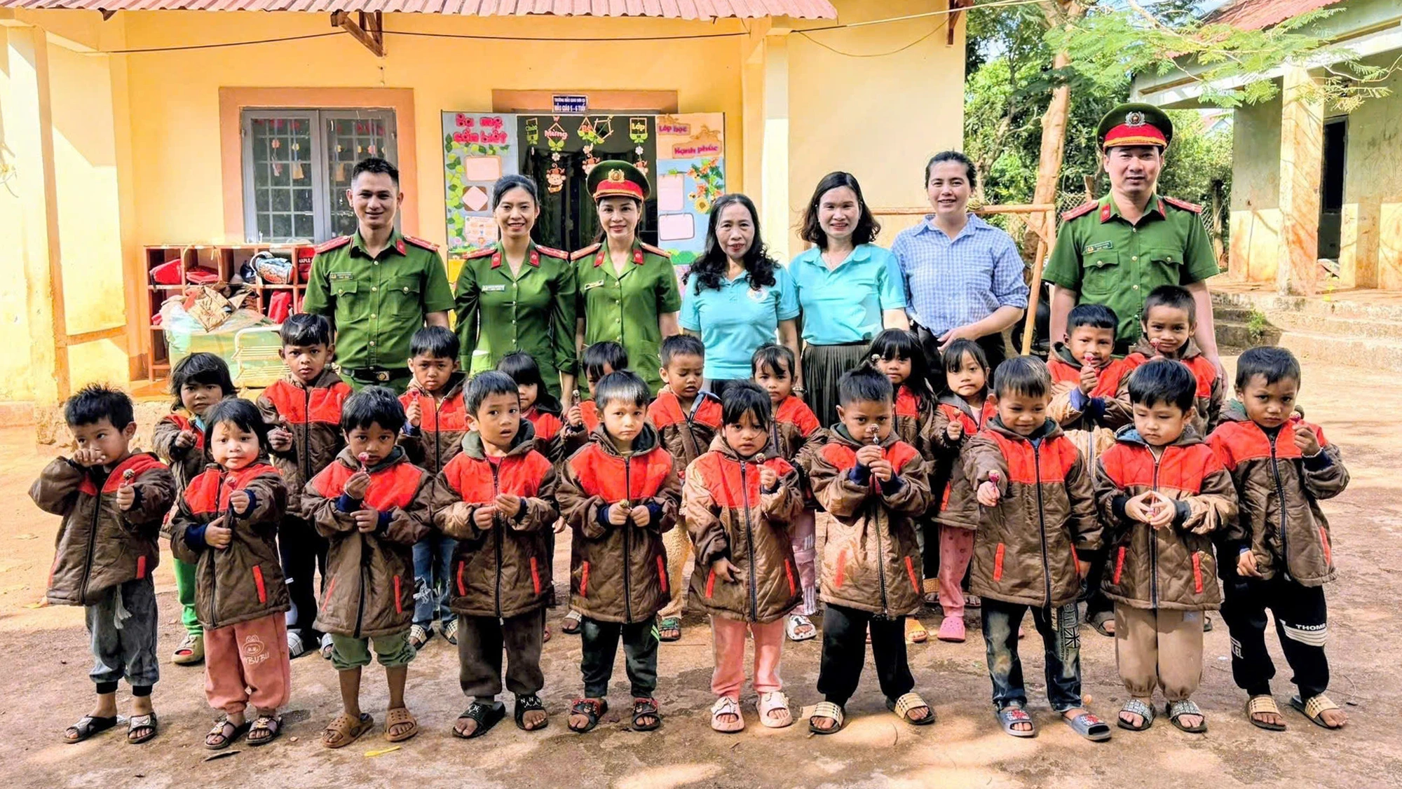 'Áo ấm mùa đông' sưởi ấm lòng người vùng lũ Gia Lai