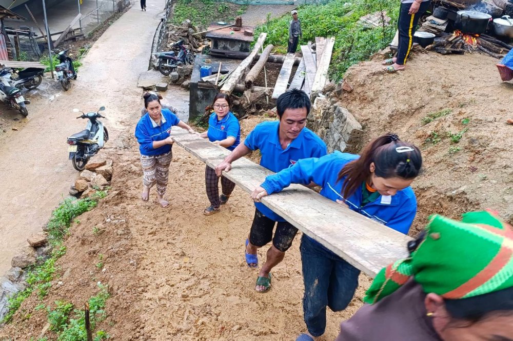 Thanh niên chung tay dựng lại nhà cửa giúp người dân sau bão lũ