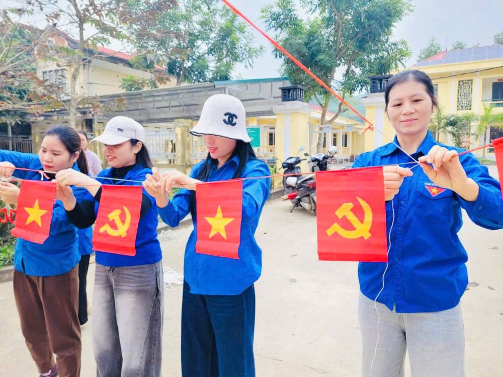 Cờ Tổ quốc, cờ Đảng rực rỡ giữa bản làng