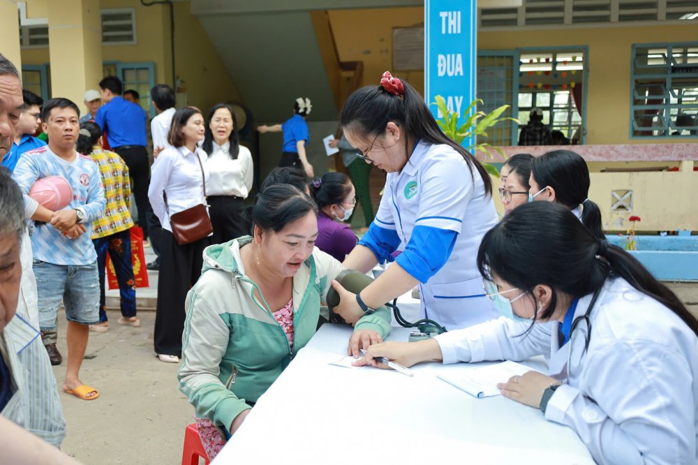 Xuân tình nguyện mang hơi ấm đến người dân xã cù lao