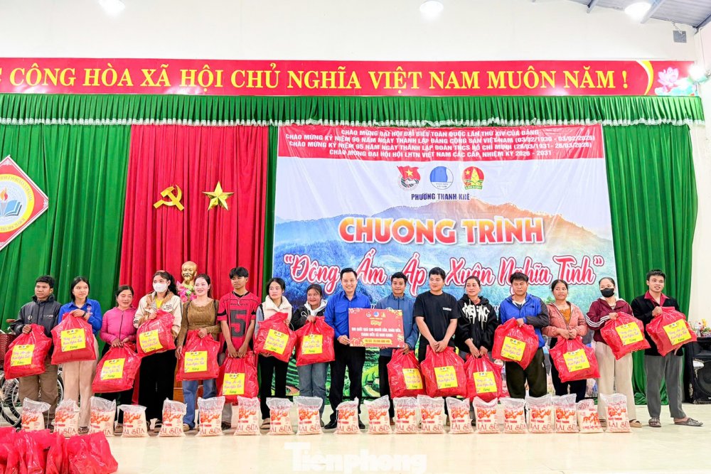 Mang đông ấm đến người dân, trẻ em vùng núi Đà Nẵng