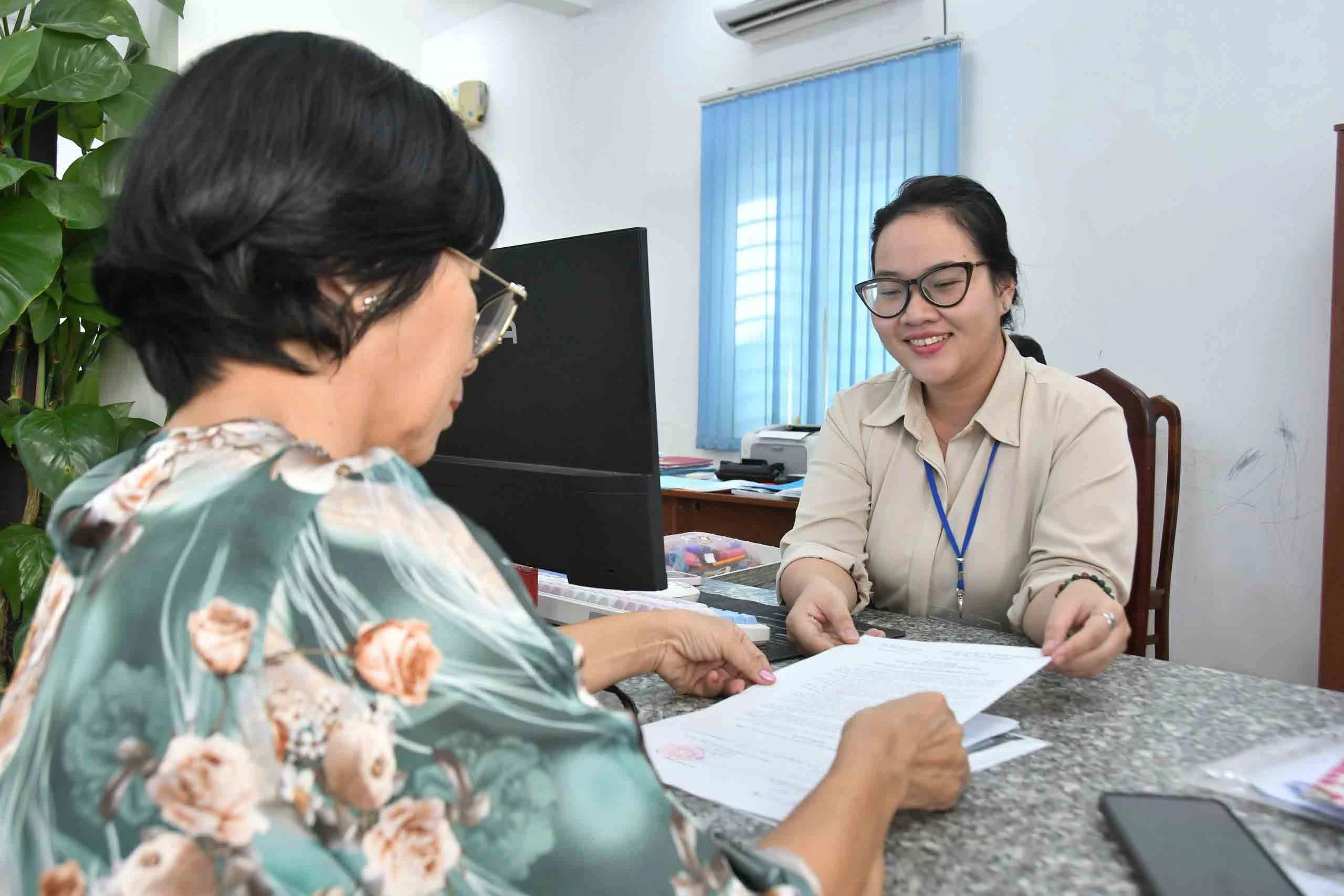 Nụ cười công chức và cách nêu gương từ bàn tiếp dân