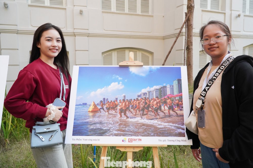 Gen Z thích thú xem triển lãm ảnh Đà Nẵng sôi động, sắc màu