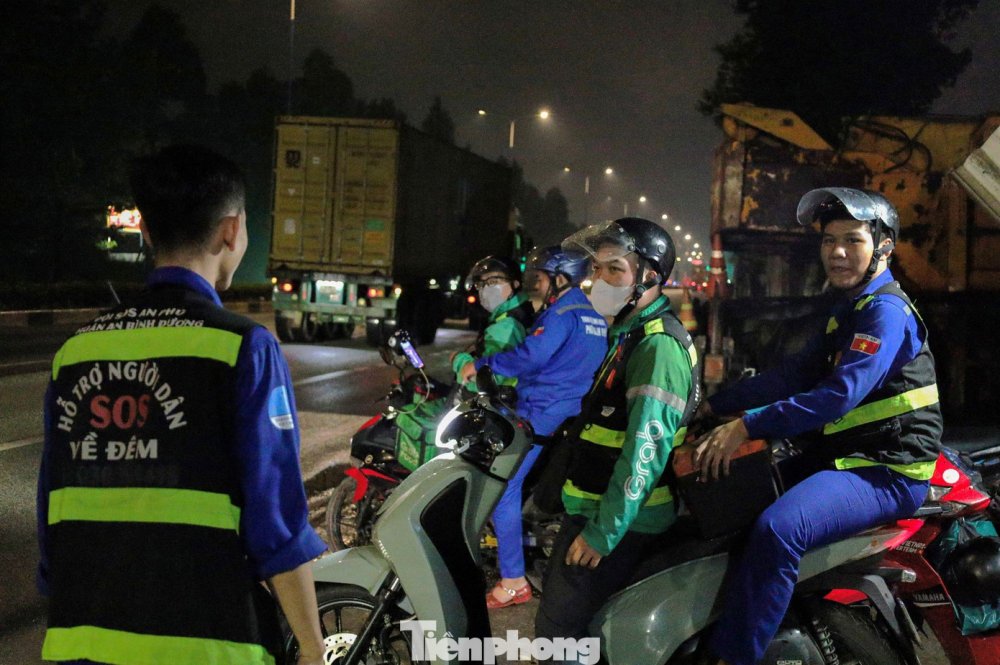 Trắng đêm theo chân đội thanh niên tình nguyện hỗ trợ người gặp nạn ở TPHCM