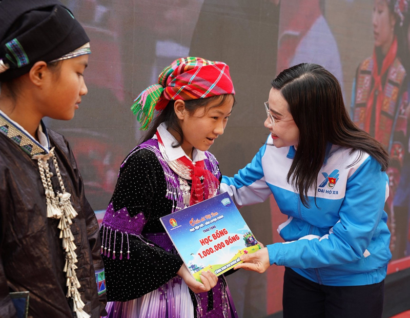 Nhiều phần quà Tết ý nghĩa trao người dân tỉnh Tuyên Quang tại chương trình “Xuân sẻ chia – Tết yêu thương”