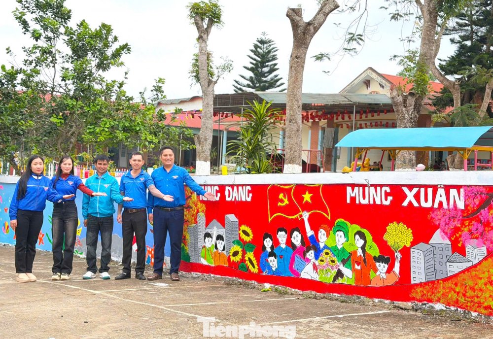 Đoàn viên thanh niên vẽ sắc xuân chào mừng thành công Đại hội XIV của Đảng