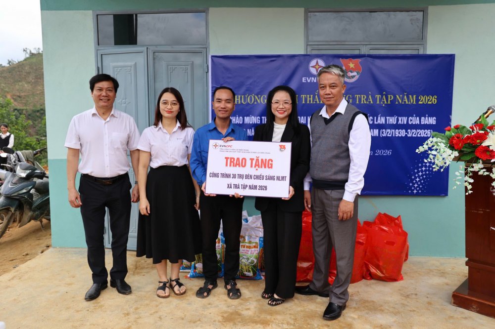 30 trụ đèn năng lượng mặt trời thắp sáng xã Trà Tập