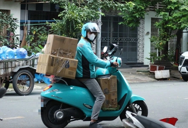 Gồng mình đón tết: Áp lực đè nặng người trẻ thu nhập thấp