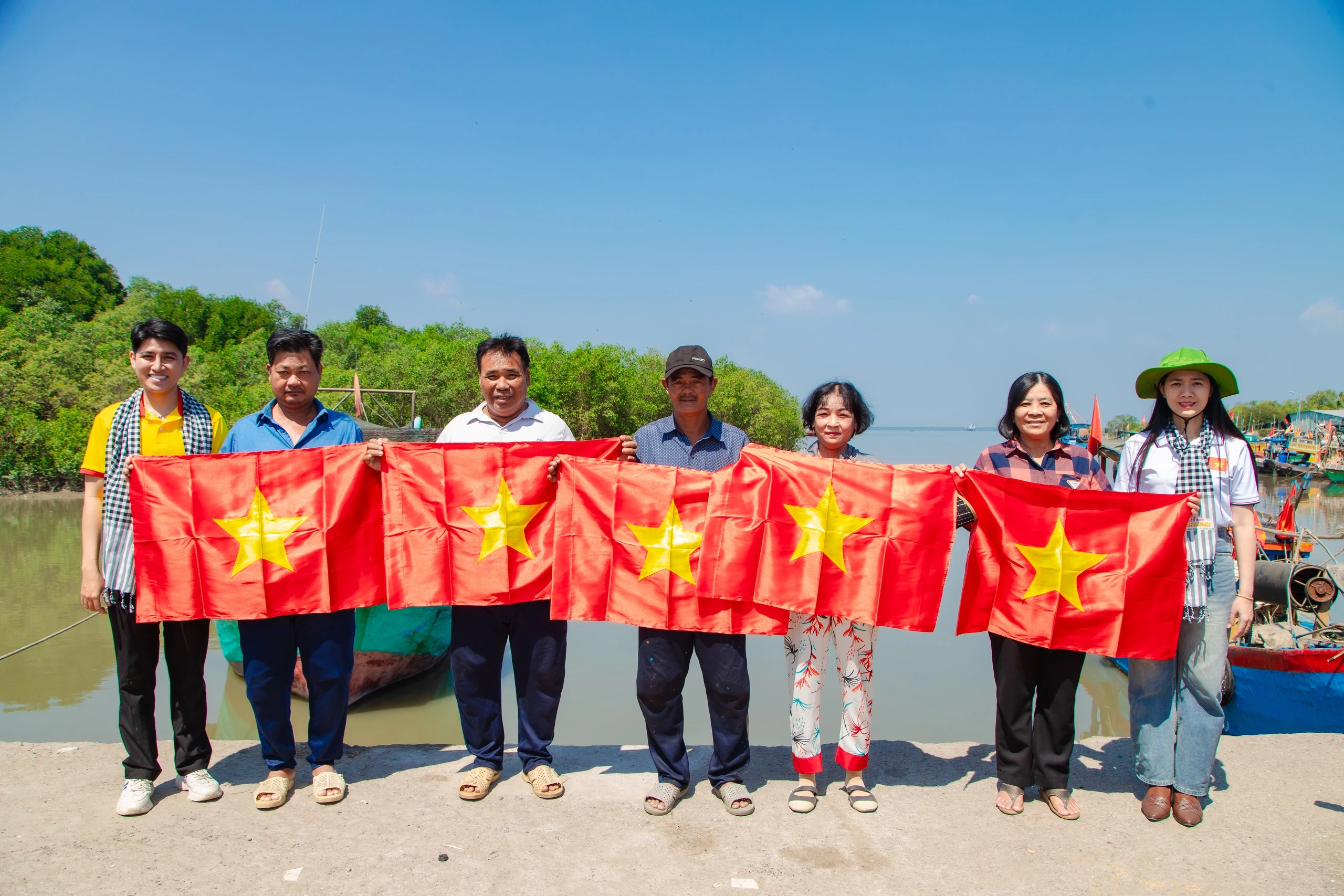 Mang sắc xuân tình nguyện đến với biển, đảo