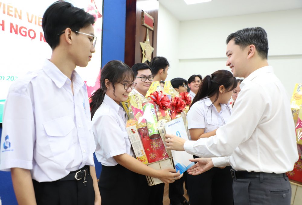 Bí thư Thường trực Trung ương Đoàn tặng quà, chúc tết cán bộ Hội, sinh viên TPHCM