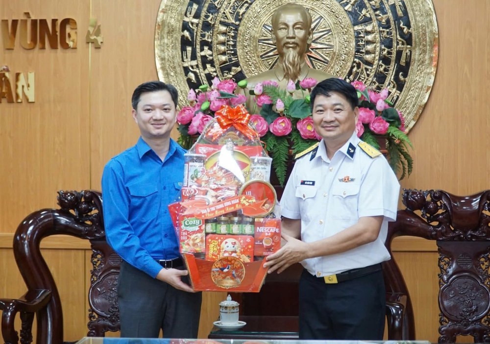 Bí thư Thường trực Trung ương Đoàn thăm, chúc Tết Vùng 4 Hải quân và Lữ đoàn Tàu ngầm 189