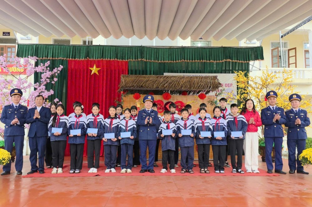 Thanh niên Cảnh sát biển gây quỹ tặng quà Tết học sinh khó khăn