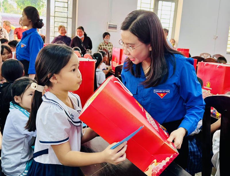Nhiều phần qua ý nghĩa dành tặng thiếu nhi có hoàn cảnh khó khăn tại tỉnh Tây Ninh