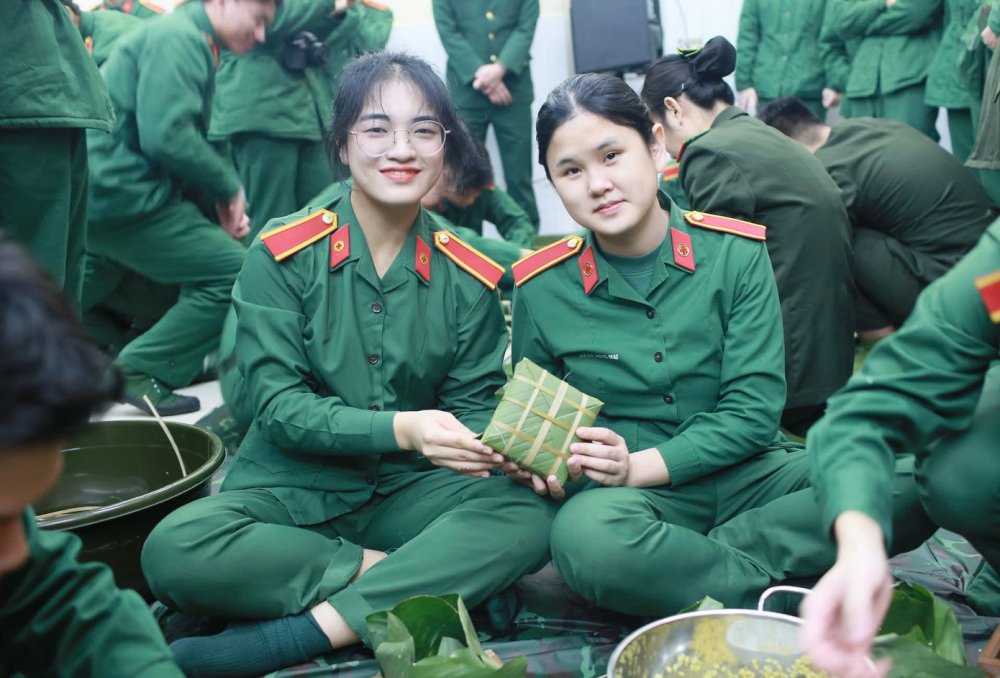 Đón Tết xa nhà, học viên áo lính trổ tài bếp núc, bày mâm ngũ quả