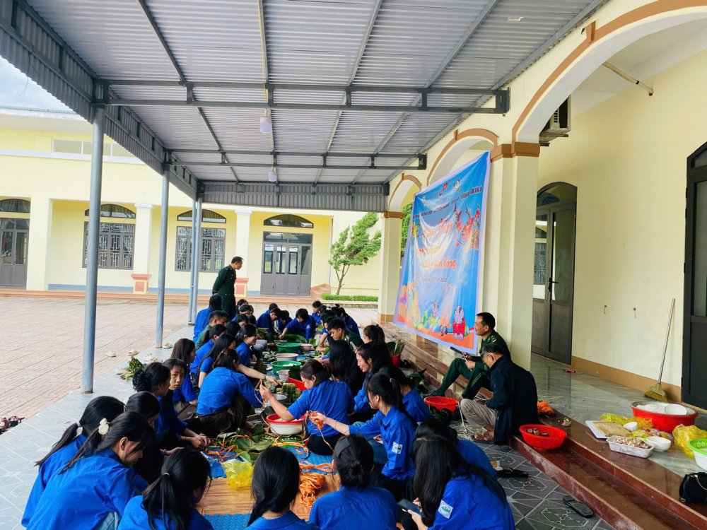 Thanh niên Hà Tĩnh gói bánh chưng, sẻ chia yêu thương