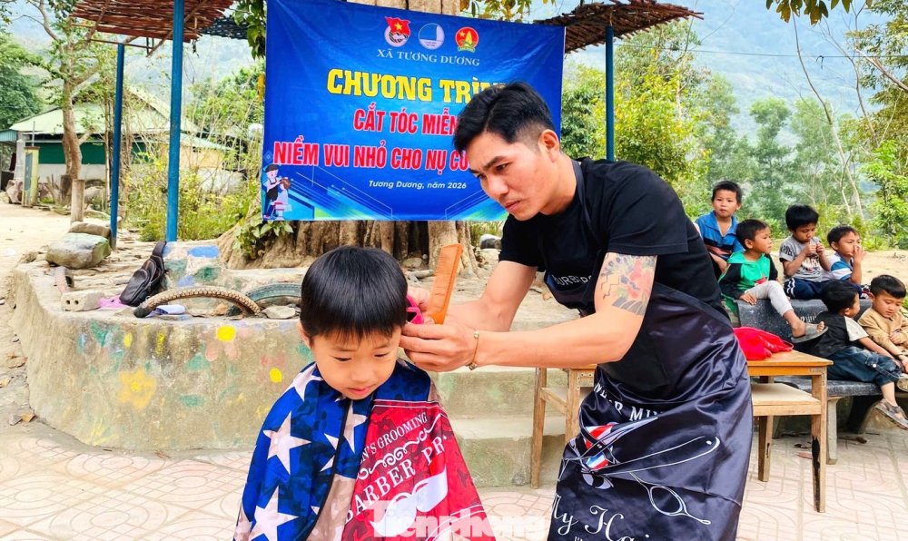 Tuổi trẻ Nghệ An vào bản làng cắt tóc miễn phí cho trẻ em vui xuân đón Tết