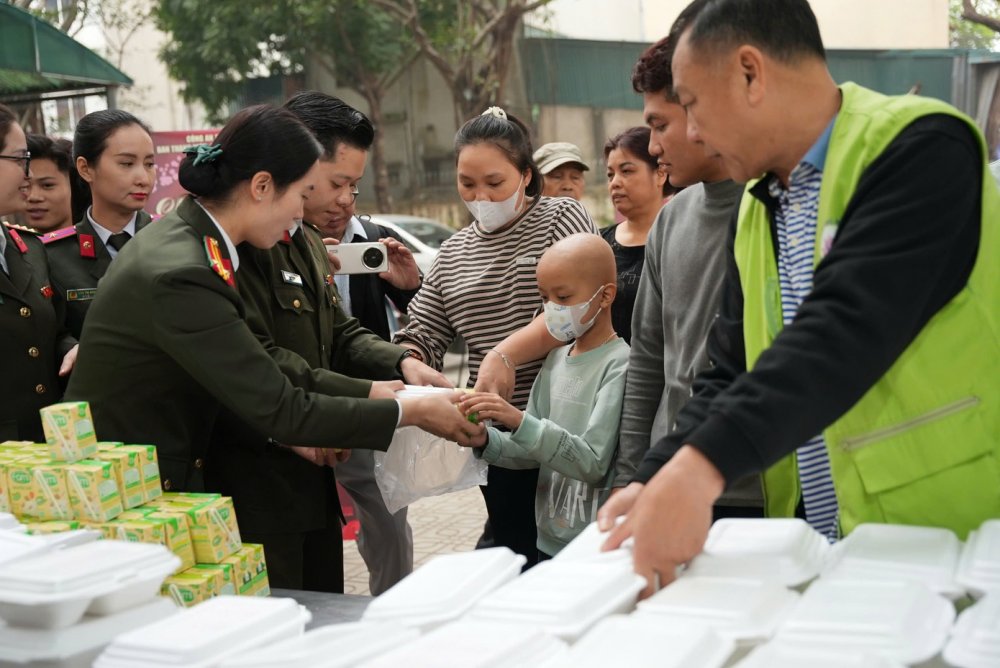 Lan tỏa nghĩa tình từ những 'suất ăn yêu thương' mùa Tết