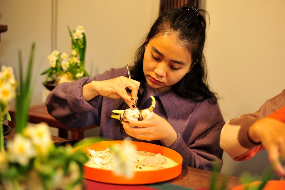 Chơi hoa thủy tiên thời mạng xã hội