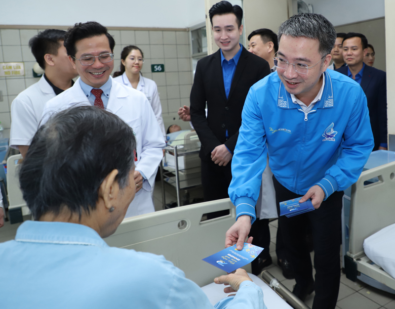 Anh Nguyễn Tường Lâm thăm, chúc Tết tại EVN HANOI và Bệnh viện Bạch Mai