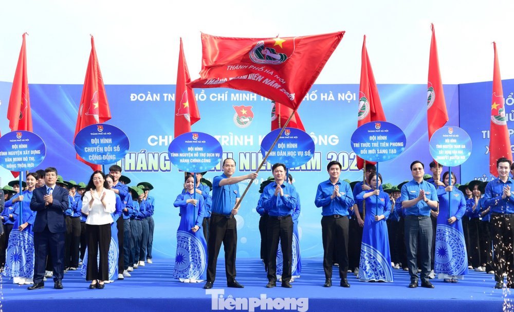 Thành Đoàn Hà Nội ra quân đội hình tình nguyện hỗ trợ giải quyết 5 điểm nghẽn của thành phố