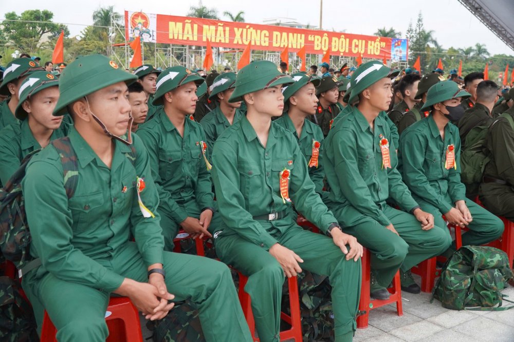 Gần 4.000 thanh niên Quảng Ngãi hăng hái lên đường nhập ngũ
