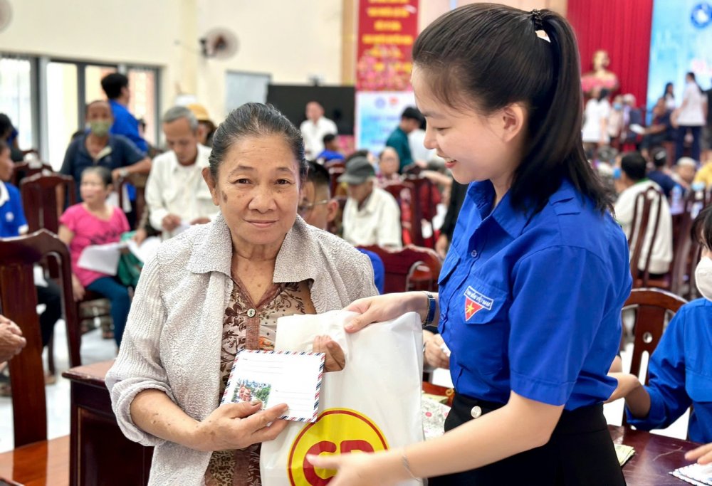 T.Ư Đoàn phối hợp Hội thầy thuốc trẻ Việt Nam khám bệnh phát thuốc miễn phí cho người dân ở TPHCM