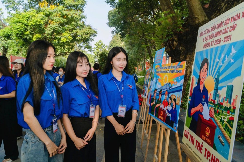 Tổ thông tin lưu động 'làm nóng' không khí hướng về ngày hội bầu cử