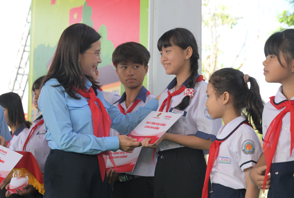 Trao 170 suất học bổng cho thiếu nhi có hoàn cảnh khó khăn tại TP. HCM