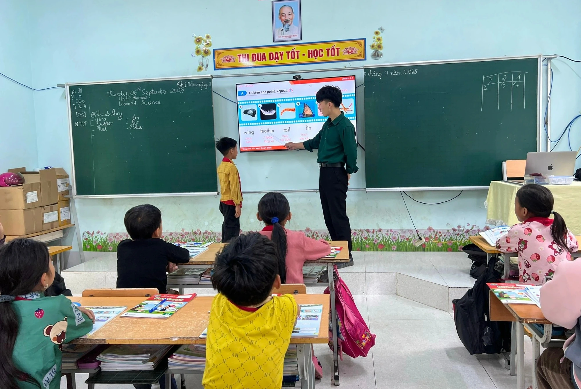 Bộ GD-ĐT: Sẽ giữ quy định bắt buộc hiệu trưởng, hiệu phó tham gia đứng lớp