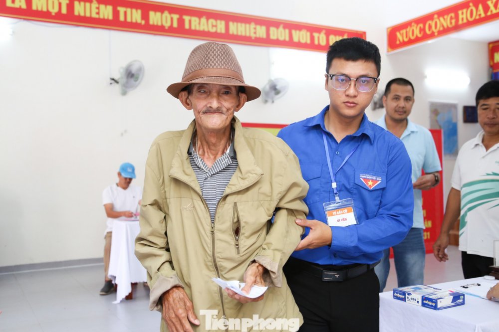 Cử tri 'áo xanh' vừa tình nguyện hỗ trợ bầu cử, vừa bỏ phiếu lần đầu