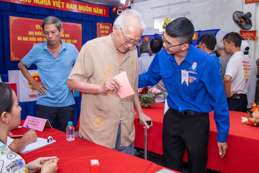 Tuổi trẻ TPHCM tích cực hỗ trợ cử tri tại các điểm bỏ phiếu