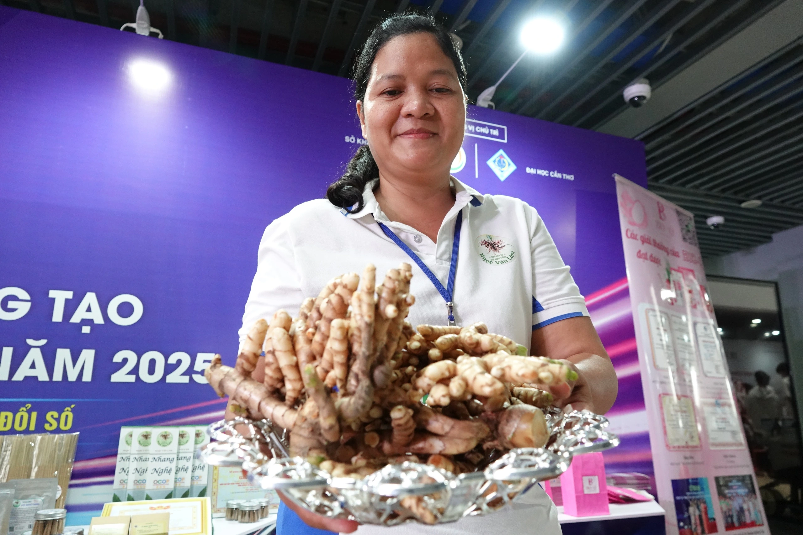 Cô gái Khmer khởi nghiệp làm nhang sạch từ nghệ trắng