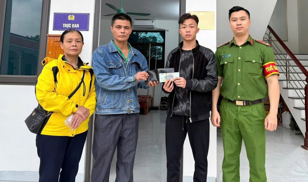 Nhặt được tiền và ví, hai học sinh Tuyên Quang có hành động đẹp