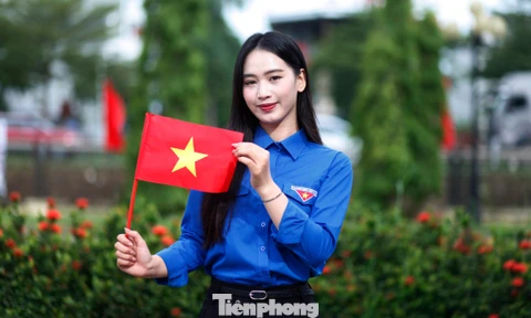 Gen Z Bắc Ninh ‘phủ xanh’ mạng xã hội với trend check-in áo Đoàn