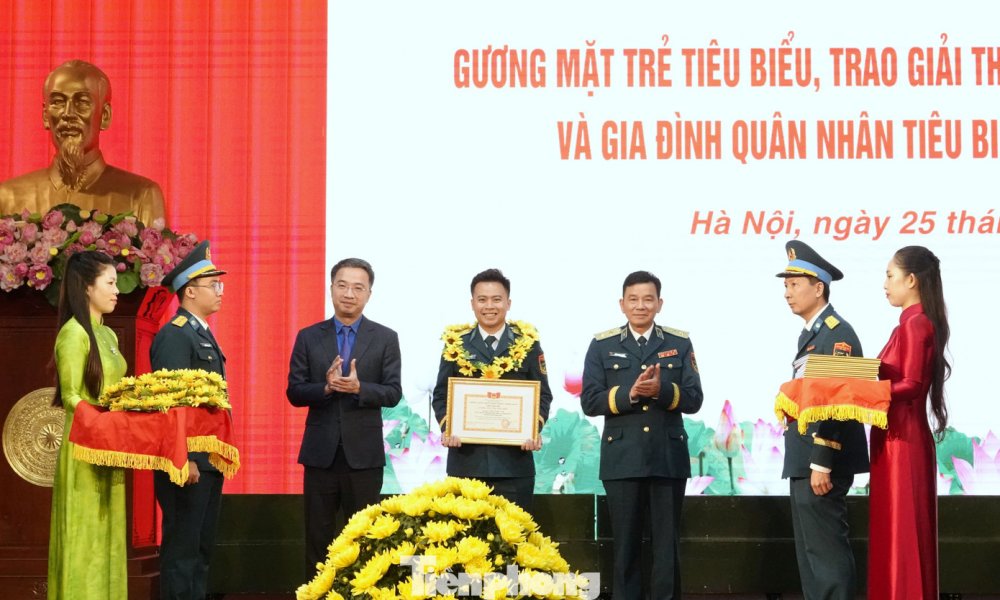 Quân chủng Phòng không - Không quân vinh danh điển hình trẻ và gia đình quân nhân tiêu biểu