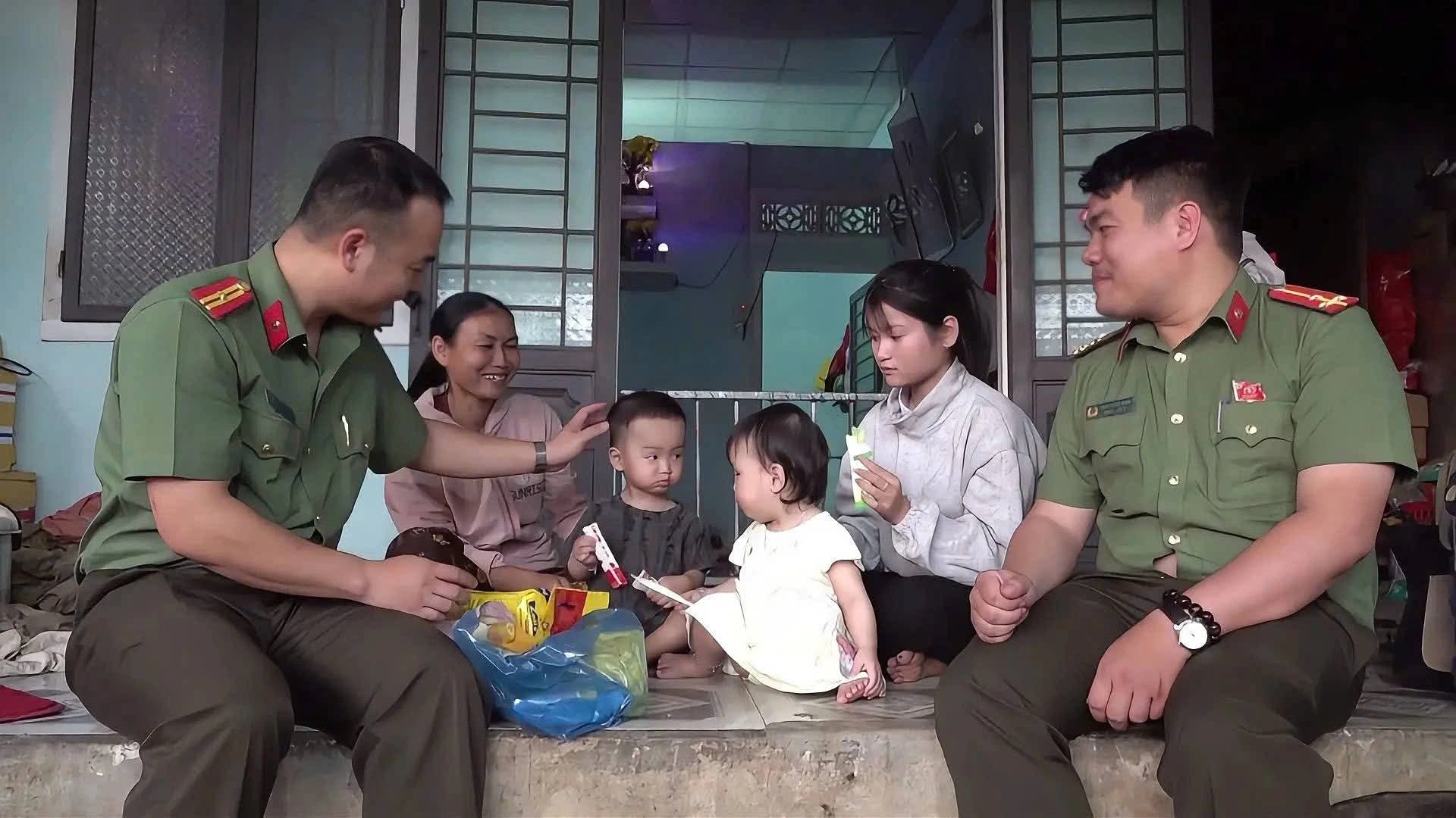 Suýt bỏ học vì nghèo, nữ sinh được Công an Đà Nẵng 'tiếp lửa' giấc mơ luật sư