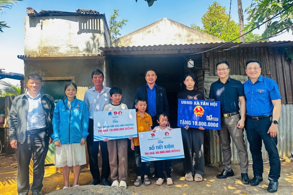 Trung ương Đoàn, Hội đồng Đội Trung ương trao sổ tiết kiệm cho nữ sinh mồ côi cha, gánh gồng nuôi 3 em