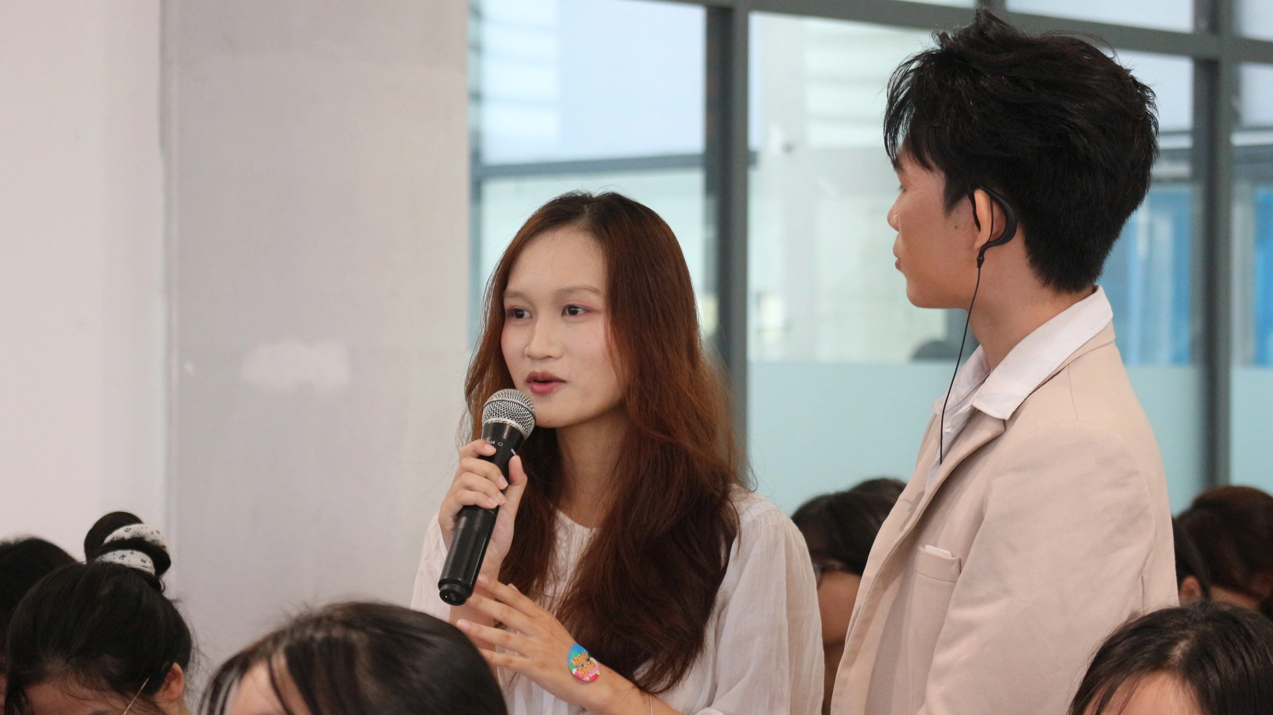 Tỏ ra ổn mỗi ngày, nhiều người trẻ lại thấy kiệt sức