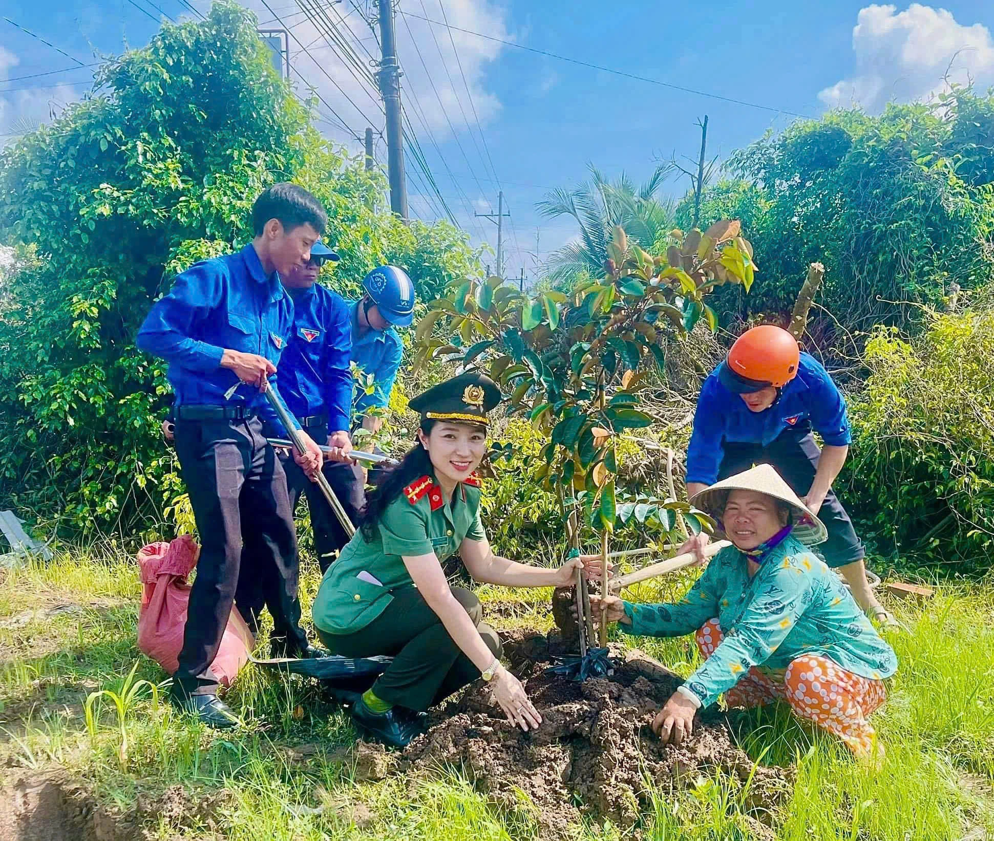 Nữ công an Cà Mau gây 'sốt' với loạt sản phẩm truyền thông hơn 100 triệu view