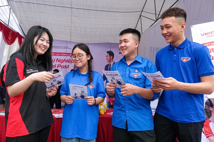 Tăng lương, thưởng 'khủng', tặng cả đất: Doanh nghiệp mạnh tay ‘săn’ lao động