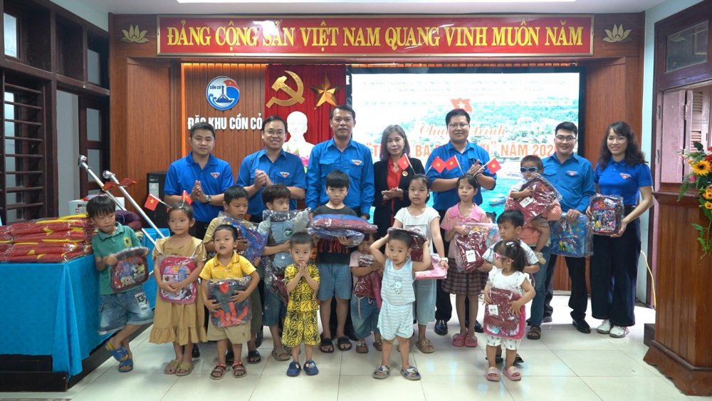 Tuổi trẻ hướng về Cồn Cỏ trong 'Tháng Ba Biên giới'