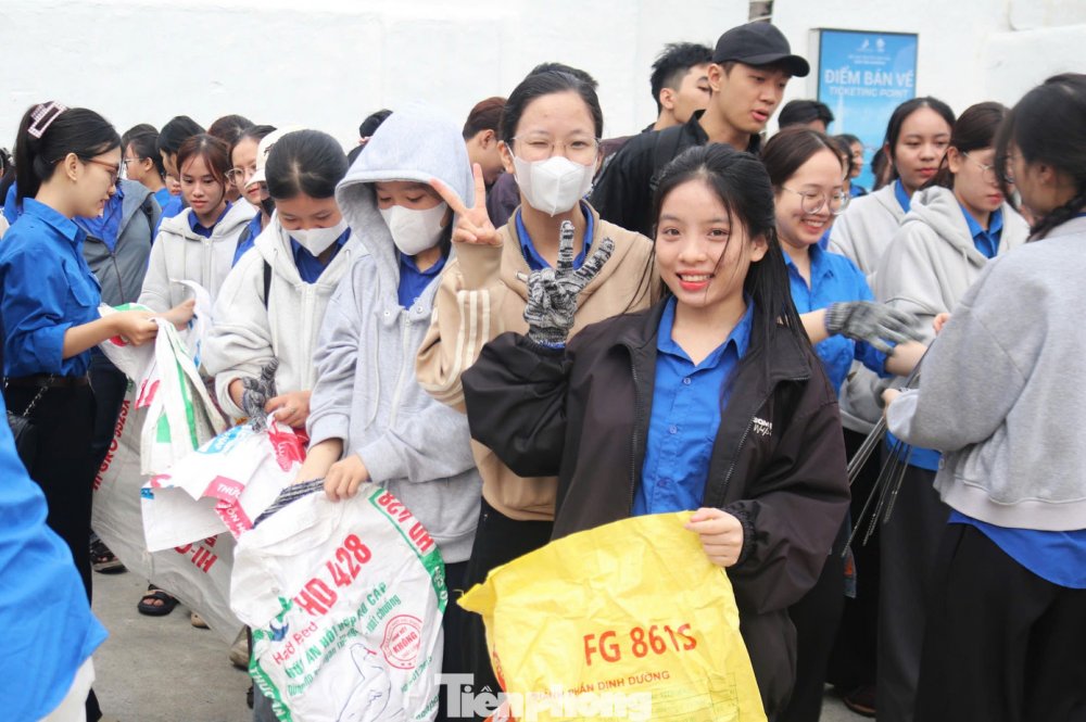 Bạn trẻ Đà Nẵng rủ nhau 'dọn sạch Sơn Trà'