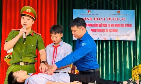Thanh niên, công an hướng dẫn nhận biết các vùng nước nguy hiểm và kỹ năng phòng chống đuối nước