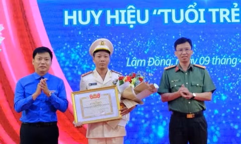 Đại úy công an Lâm Đồng nhận Huy hiệu 'Tuổi trẻ dũng cảm'