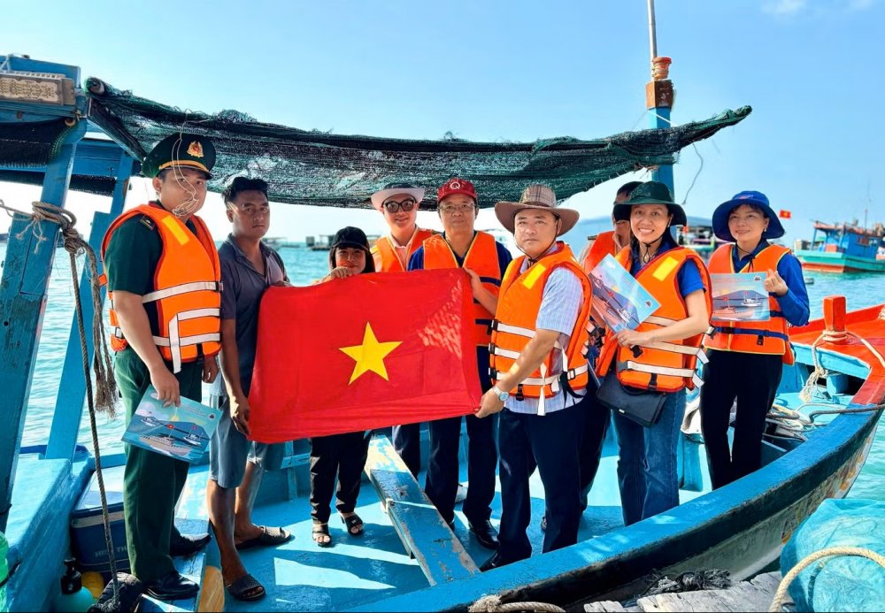 Tuổi trẻ Cần Thơ về với ngư dân nơi đầu sóng