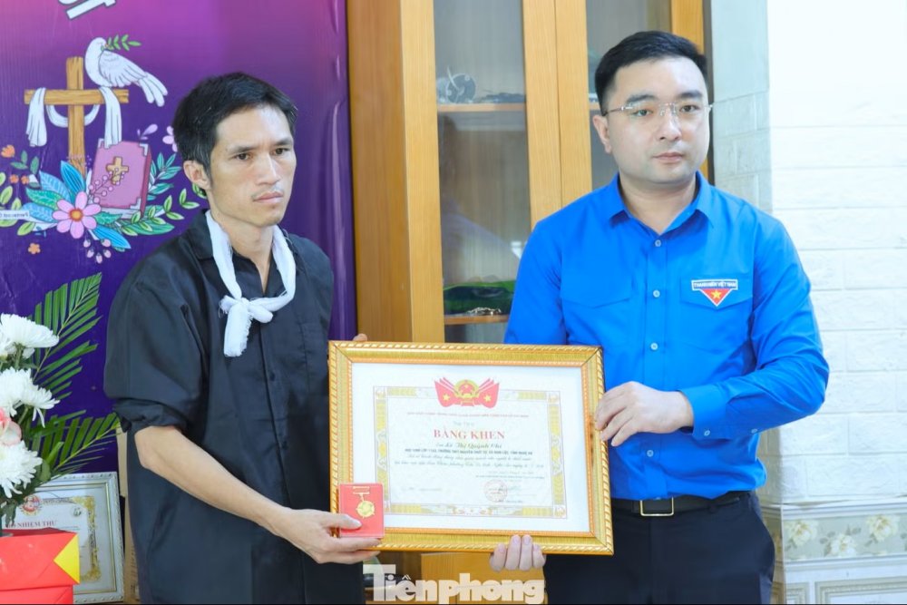 Trao, truy tặng Huy hiệu Tuổi trẻ dũng cảm cho hai bạn trẻ Nghệ An cứu người đuối nước