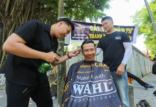 Tiệm tóc 'thanh toán bằng nụ cười' ở cố đô Huế